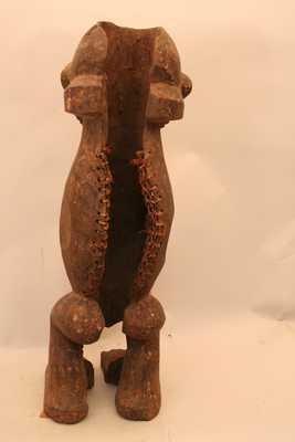 Bembe (Bassikassingo), d`afrique : Rép.démoncratique du Congo., statuette Bembe (Bassikassingo), masque ancien africain Bembe (Bassikassingo), art du Rép.démoncratique du Congo. - Art Africain, collection privées Belgique. Statue africaine de la tribu des Bembe (Bassikassingo), provenant du Rép.démoncratique du Congo., 460/860.Statue tambour Bassikassingo h.67cm. appelée MISI,reconnaissable au visage triangulaire portant une barbe les yeux globuleux et un nez triangulaire.une coiffure qui ressemble à calotte portée en arrière.Cette pièce appartenait aux membres les plus haut gradés des BWAMI.Elle représente une femme ancêtre,debout,sans bras.début du 20eme sc.Pièce exceptionelle, qui a été réparée soigneusement, ce qui démontre son importance.(Verwilghen)

Trommelbeeld Bassikasingo 67cm.h.MISI genoemd,herkenbaar aan zijn driehoekig aangezicht met een baard,bollige ogen,en driehoekige neus en het haar naar achter.Het beeld behoorde toe tot de belangrijkste leden van de Bwami.Het stelt een rechtstaande voorouder vrouw voor zonder armen.Het is hol langs binnen en dient als trommel.Uitzonderlijk beeld.begin 20ste eeuw.















. art,culture,masque,statue,statuette,pot,ivoire,exposition,expo,masque original,masques,statues,statuettes,pots,expositions,expo,masques originaux,collectionneur d`art,art africain,culture africaine,masque africain,statue africaine,statuette africaine,pot africain,ivoire africain,exposition africain,expo africain,masque origina africainl,masques africains,statues africaines,statuettes africaines,pots africains,expositions africaines,expo africaines,masques originaux  africains,collectionneur d`art africain